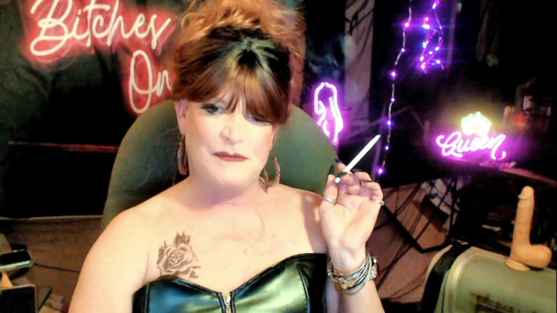 FemmeCheri120: 一人で喫煙する