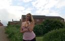 German Amateur: Blonďatá britská milfka chčije venku