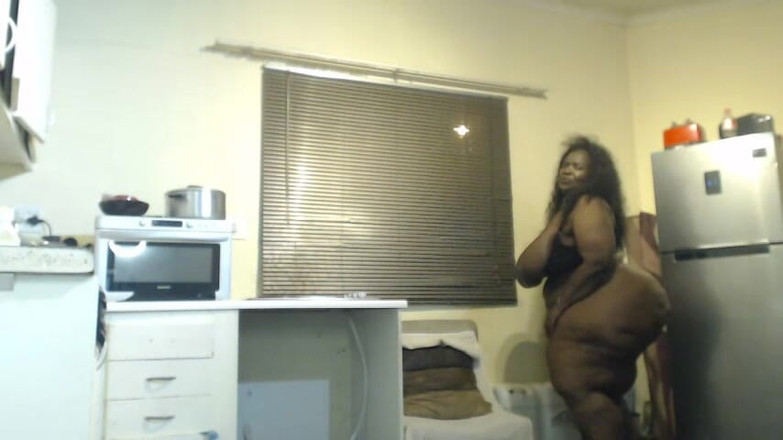 Legendary Booty Overdose: Spogliarello donnona nera e pompino con grande dildo