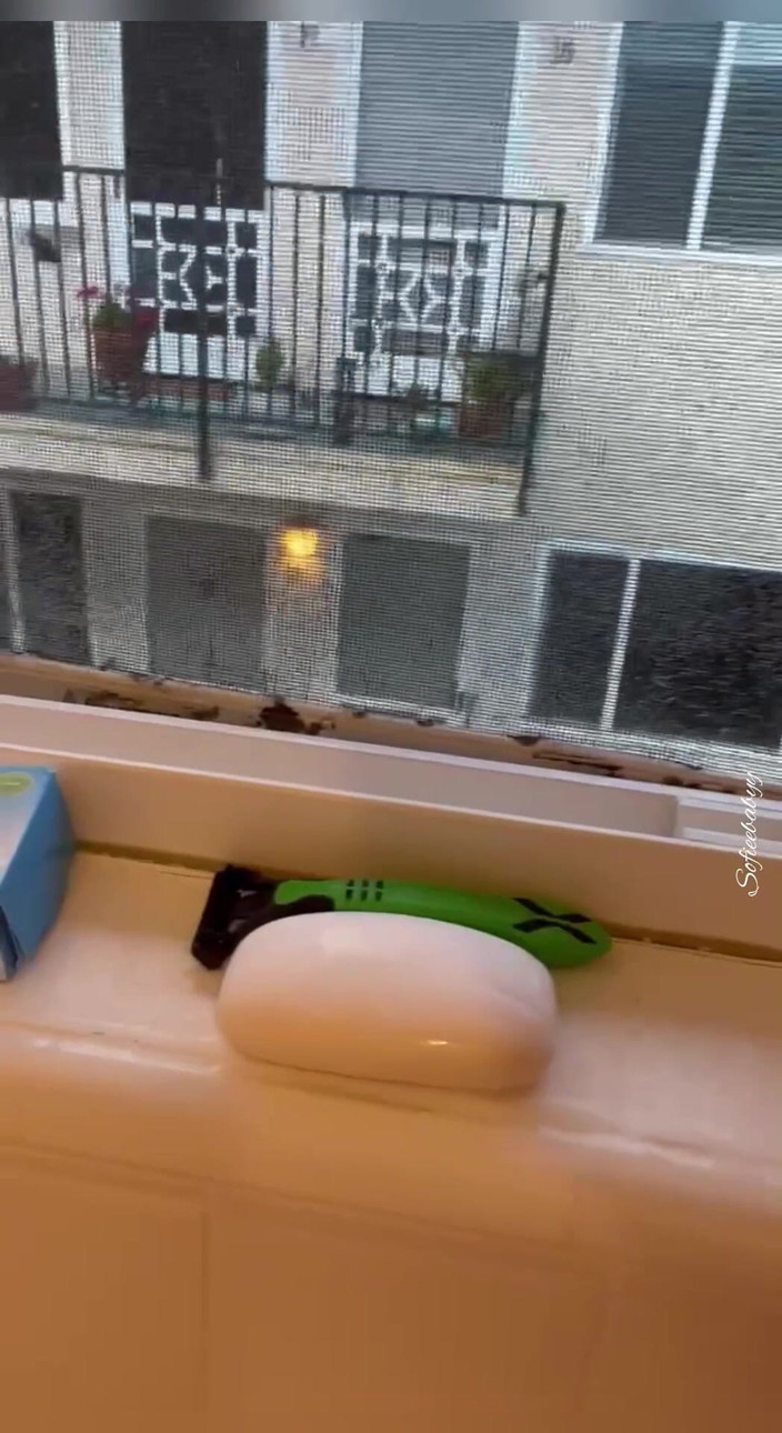 SofieeSoles: Pencere açıkken duş