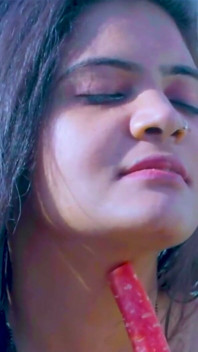 Alka, actrice indienne célèbre, se déshabille et se masturbe dans une piscine avec une carotte