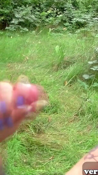 Deutsche dünne stieftochter macht tabu-sex im garten