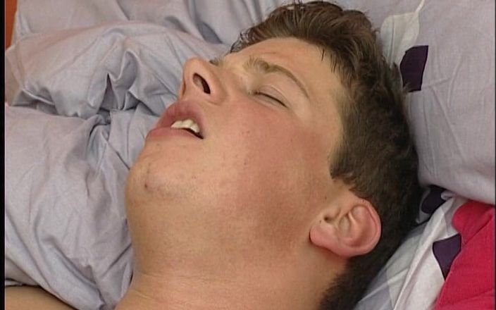 YOUR FIRST PORN: Sven &amp; Alivia sie Will Einen Harten Schwanz - Sven &amp; Alivia vogliono...