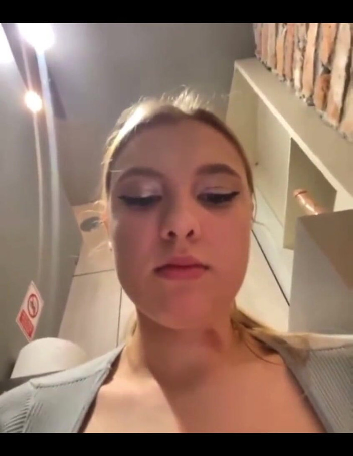 JuiceLussie: Masturbându-se atât de tare în sala de sport