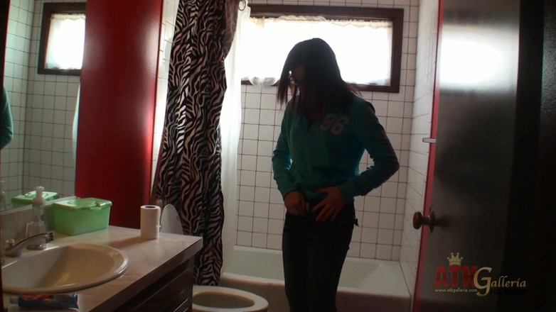 ATKIngdom: Мила і в очках Обрі Джеймс ходить про знімальний майданчик своєї відеозйомки і писяє на камеру