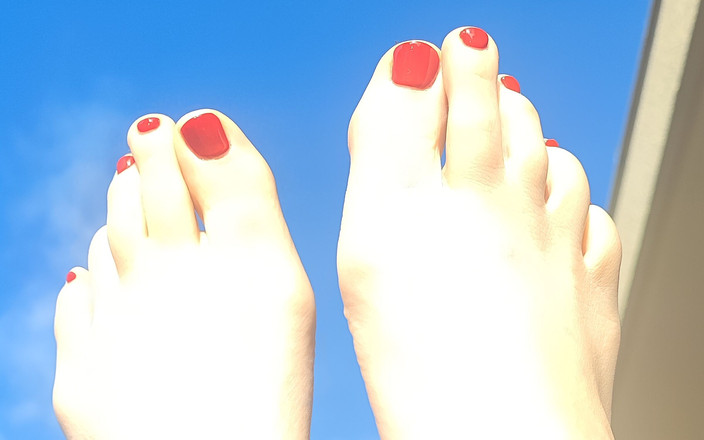 Clea feet: Clea spielt mit früchten