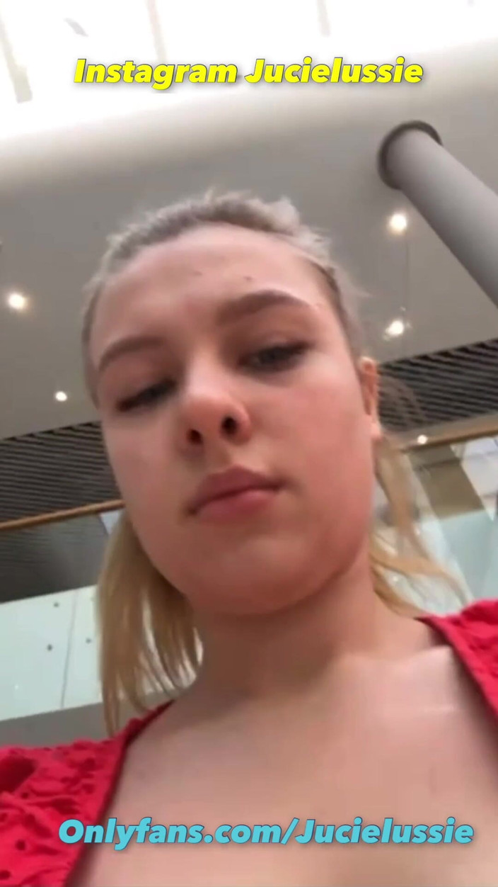 JuiceLussie: 在更衣室里自慰