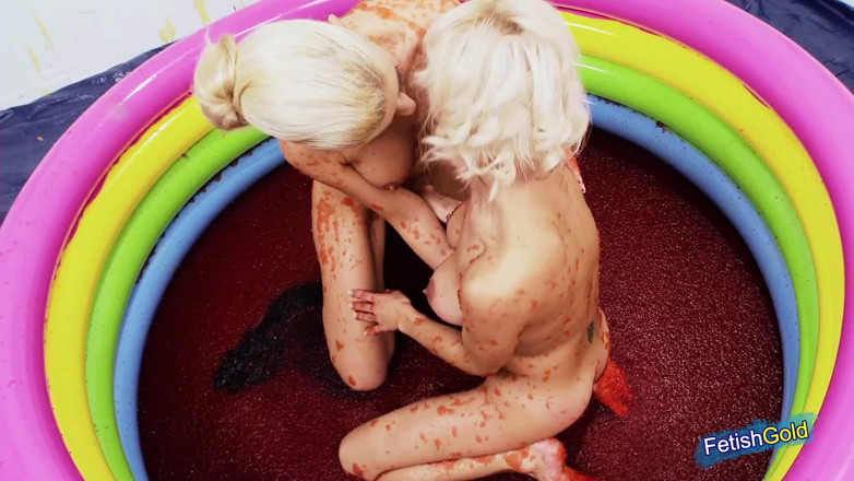 Teens Like it Hard: Zwei freche blondinen genießen es, in das geleebad zu spielen...