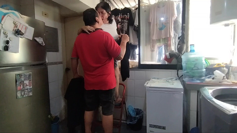 MaturecoupleVe: Mi Dice Che Se La Aiuto Ad Appendere I Vestiti...