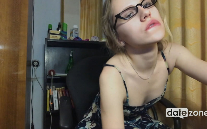 Datezone: 와, 그녀는 내가 보통 도서관에서 만나는 여자야