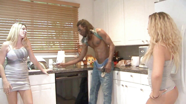 Black Sinner: Stiefmoeder en stiefdochter geneukt door een enorme zwarte pik