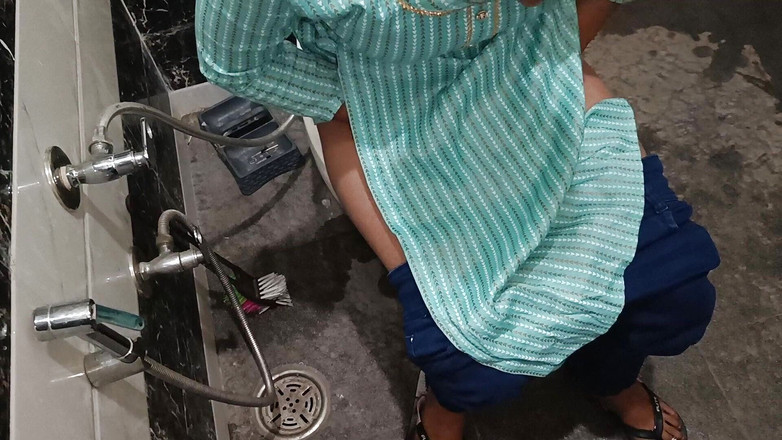 YOURAMRITA04: 印度德西村继妹在浴室里做爱，抓到继兄弟并被狠操浴室 清晰印地语音频