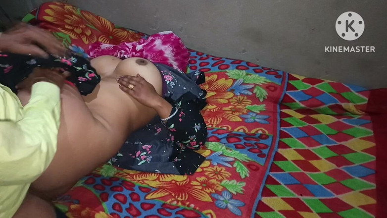 Savita5343: Hintli bahu gündüz yaşlı sasur ji tarafından sıkı amından sikiliyor....