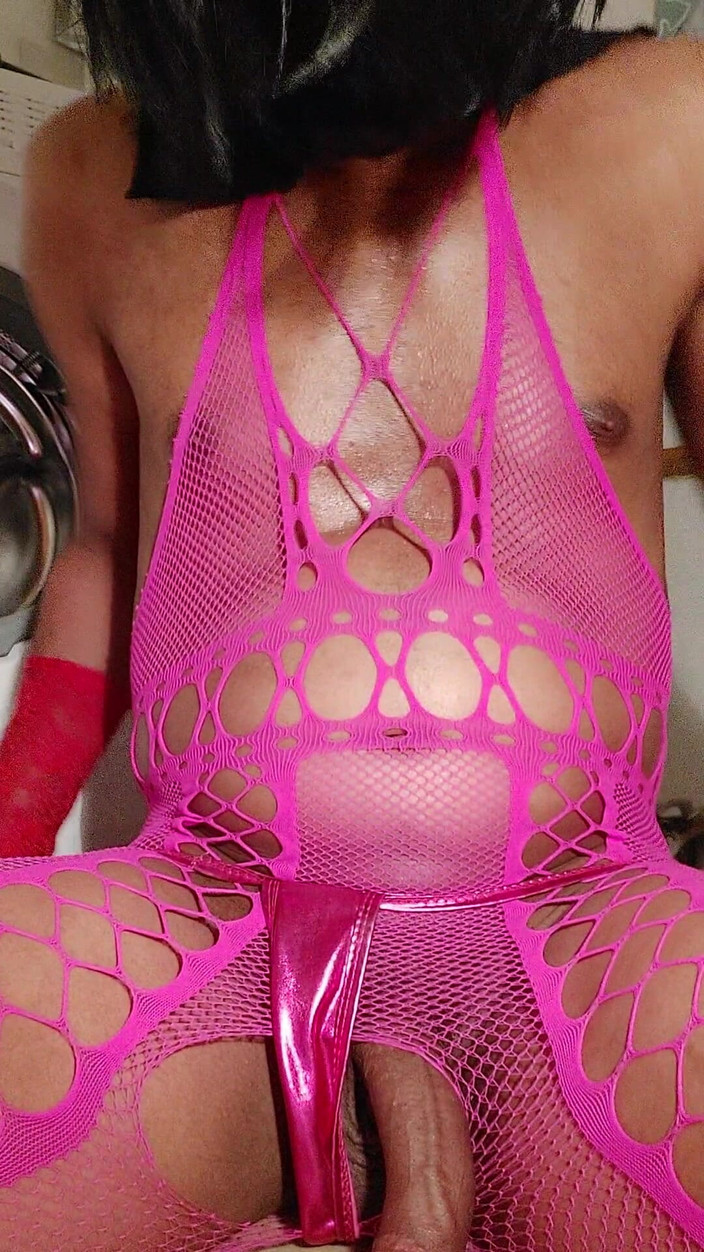 Milah CrossxxX: ピンクのフィッシュネットで揺れるペニス