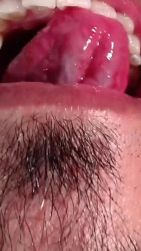 Bărbat latino cu piele închisă la culoare care se joacă cu jucăria lui sexuală și își masturbează pula groasă, netăiată