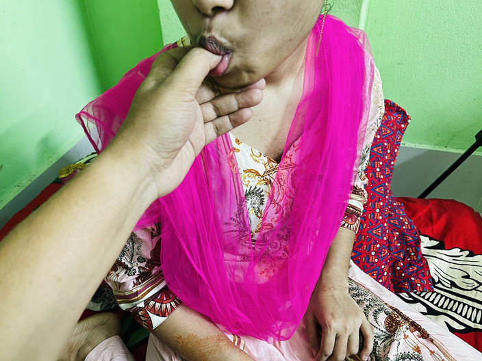 Kaleonjoybd: Menantu kakak iparku nggak bisa muasin dia.