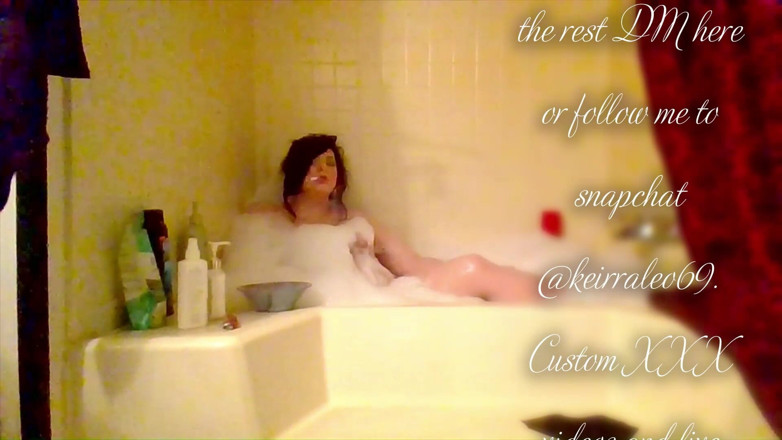 Keirra and Leo: Hot BBW smoking in the tub