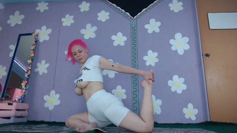 YourHighJess: Entraînement de yoga, une MILF mignonne exhibe ses gros seins...