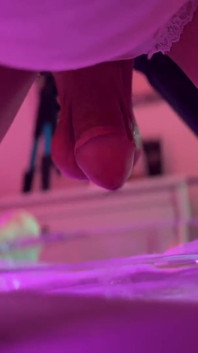 Çaresiz kadın kılıklı kadın sissygasm ve döl lavmanı için pantolonuna işiyor