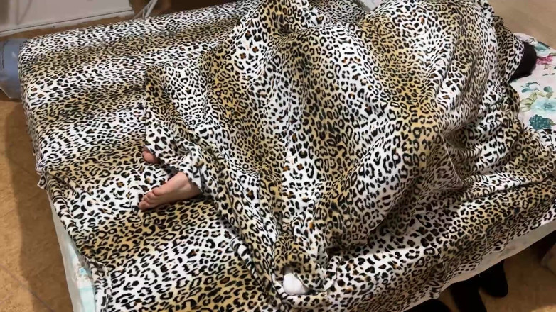 Couple Of Pleasure: 私は私が同性愛者ではないことを彼女に証明するために私の義理の妹を犯しました、私は彼女の猫に射精しました