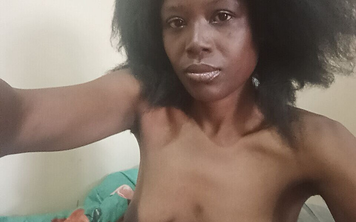 Briita: 내 보지에 딜도로 정액