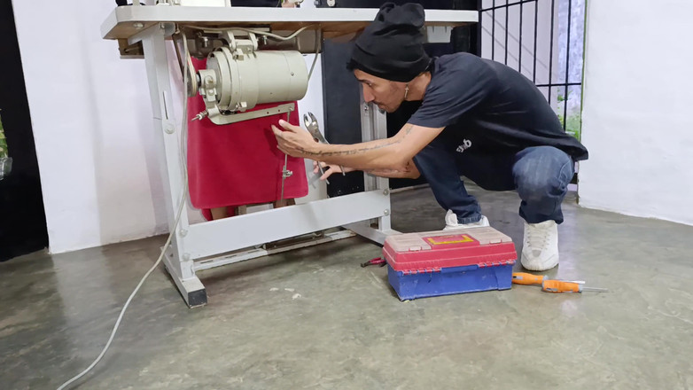 Queensofthefeet: Zatímco pumpuji pedál šicího stroje na kalhotky, ten muž se na...