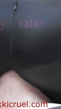 Le facesitting de deux MILF blondes à forte poitrine sur Ther Slave