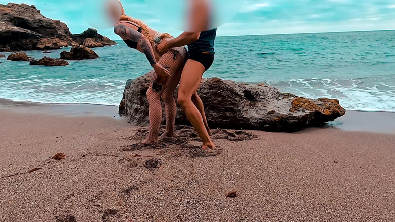 MaskCouple: Sex on the beach! Rolling and taking cum in pussy