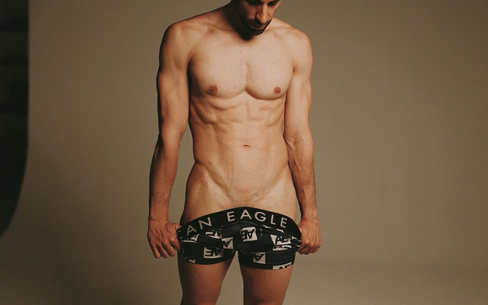 Zeus Ray: मैं कैमरे के सामने नग्न हो जाती हूं