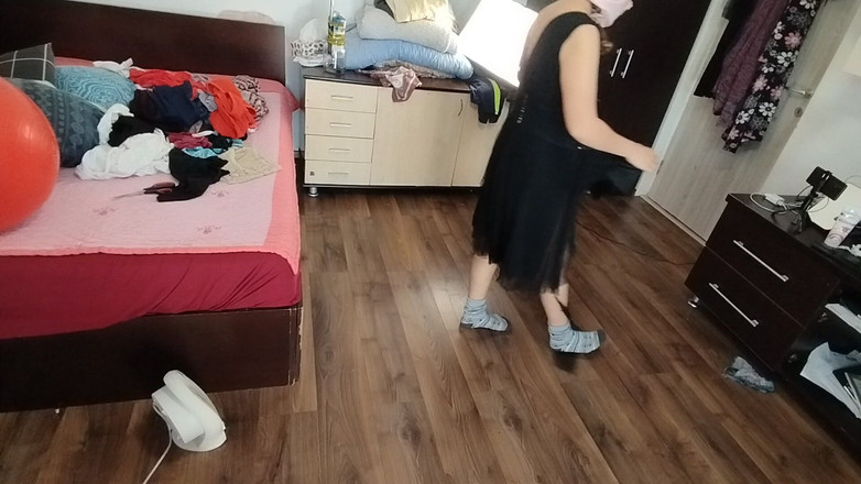 Mirsur: 素人の女性は服を試着したり、裁断したりして楽しんでいます。