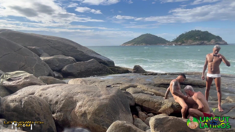 Uncut Latinos: 3 zwaargeschapen latino's neuken zonder condoom openbaar strand hardcore anale...