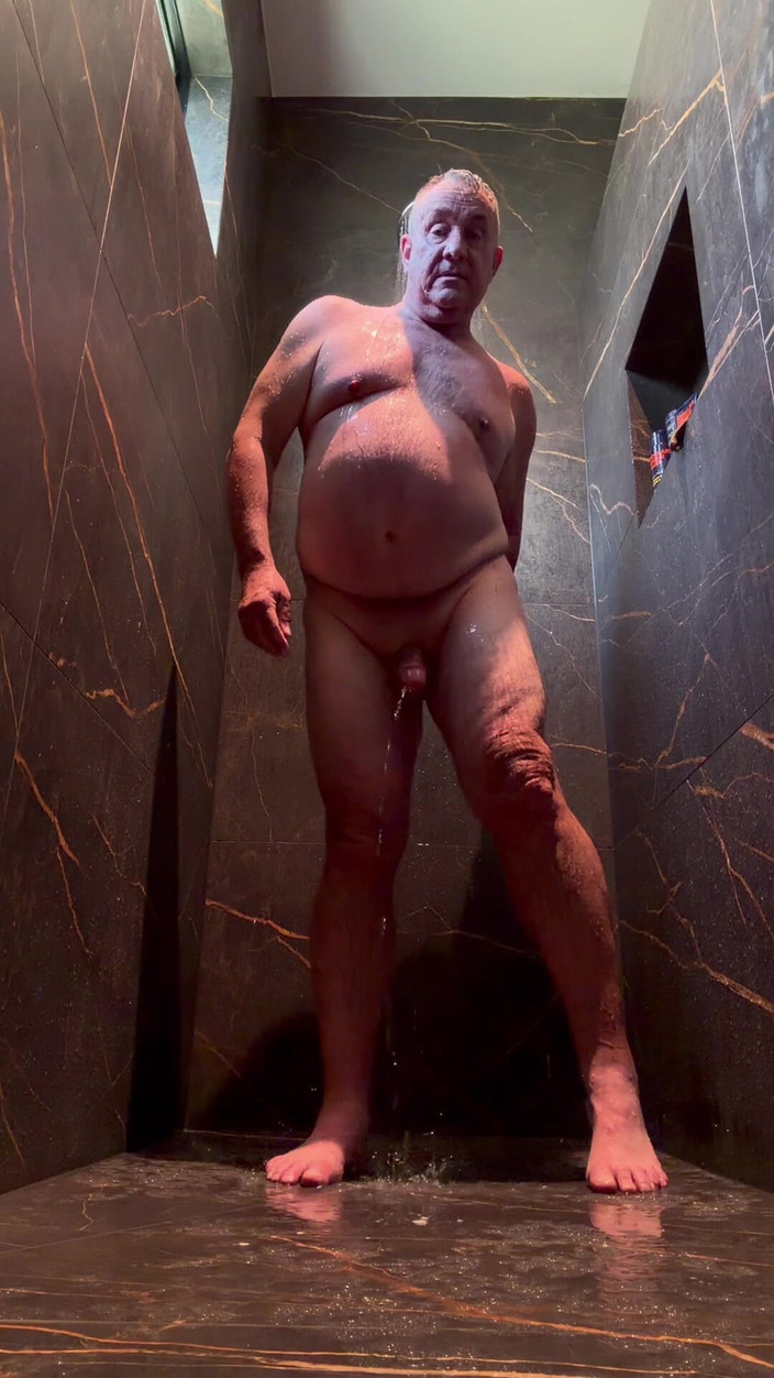 GottaLuvBB: Papi spielt unter der dusche