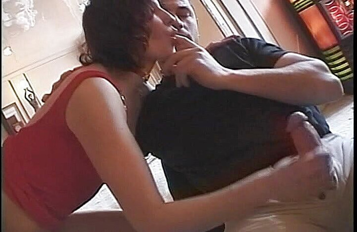 Cryptostudios: 若い妻は、彼女がお尻で犯される前に夫の大きなコックを吸う