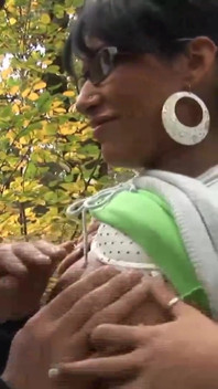 Agradável morena gostosa ajuda seu homem para sexo ao ar livre