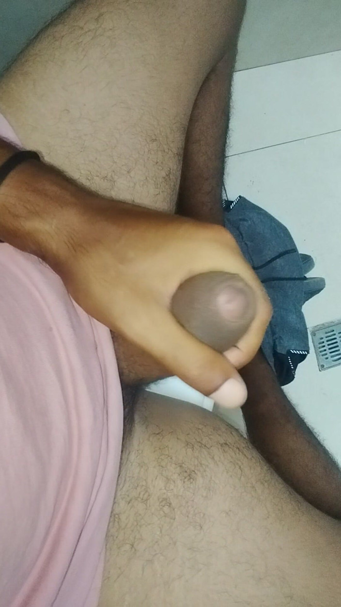 AlexAlejandro13: เรายังอยู่ในห้องน้ําสาธารณะ