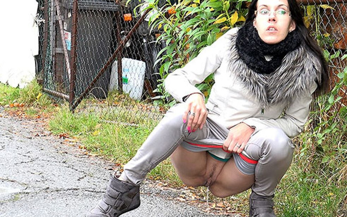 Puffy Network: İnek kızlar da got2pee tarafından işiyor ve kızlar işemeye geliyor