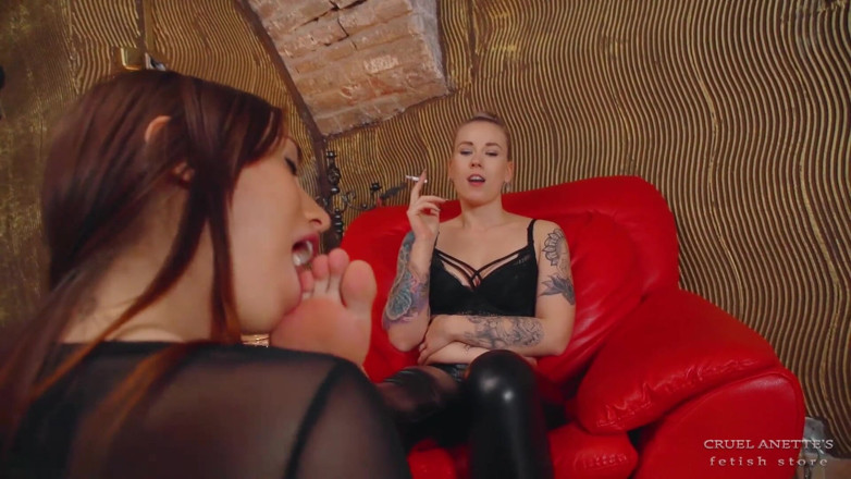 Cruel Anettes fetish world: Nina si hraje s prsty na nohou