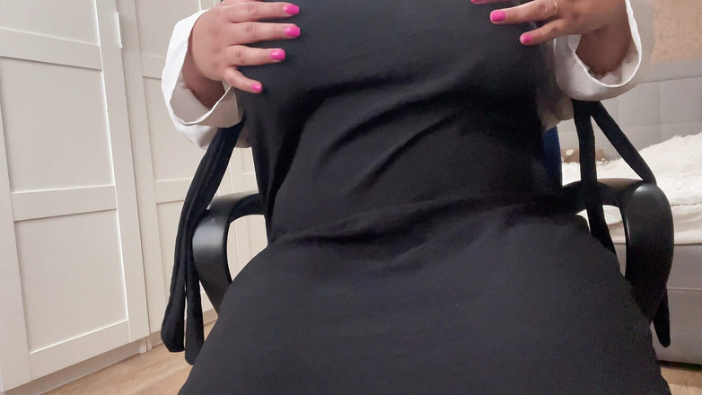 Lux Eva: Une MILF syrienne s’assoit sur un chat sur le web...