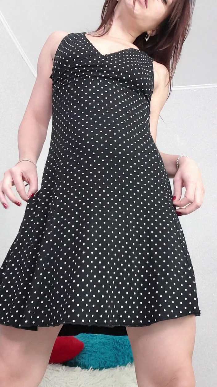 Adele Amber: 치마 아래 오줌