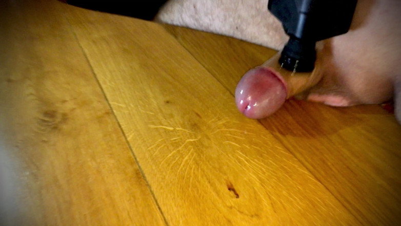 White Ukrainian Dick: Vediamo come quest'uomo viene sul suo pene con un vibratore...