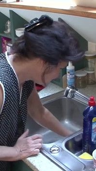 La miLF mora matura viene trapanata duramente sul bancone della cucina