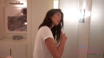 ATK Girlfriends: 与吉娜瓦伦蒂娜的虚拟夏威夷假期 2/5