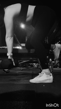Anna spor salonunda antrenman yapıyor
