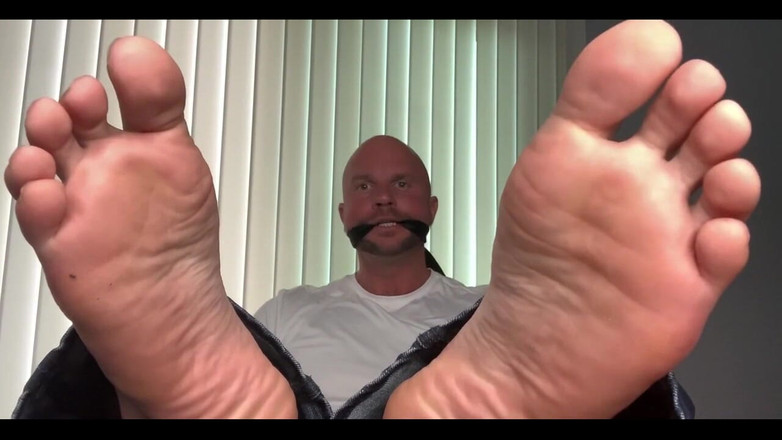 Jasons feet: 縛られ、口を塞がれ、足をくすぐられ、崇拝されています