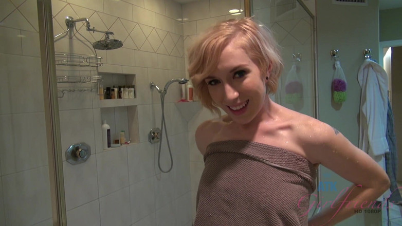 ATK Girlfriends: वह आपको अपने शरीर का दौरा देकर खुश है