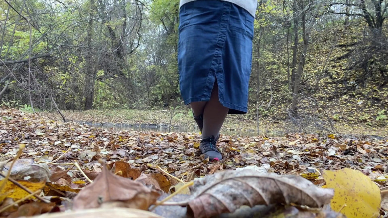 Elena: Curvy MILF in a long skirt pissing in the autumn...