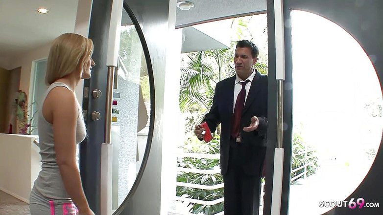 Full porn collection: セクシーな金髪の女子大生は、ステップママの年上の友人をファックに誘惑します