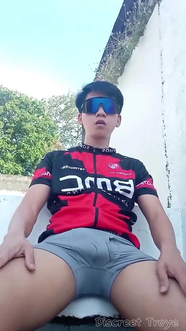 Troye_AsianPinoy: Après un long chevauchage, je me suis arrêté ici pour...