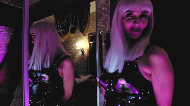 Eva Latexxx: Sexy fetiš milenka Eva Latex ukazuje velké černé dildo domina domina...