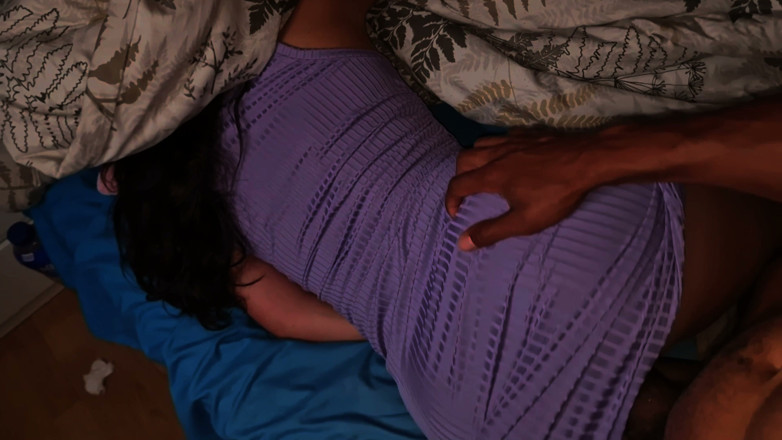Carlalamamadorahott: J’ai trouvé ma petite belle-fille piégée nue dans mon lit...